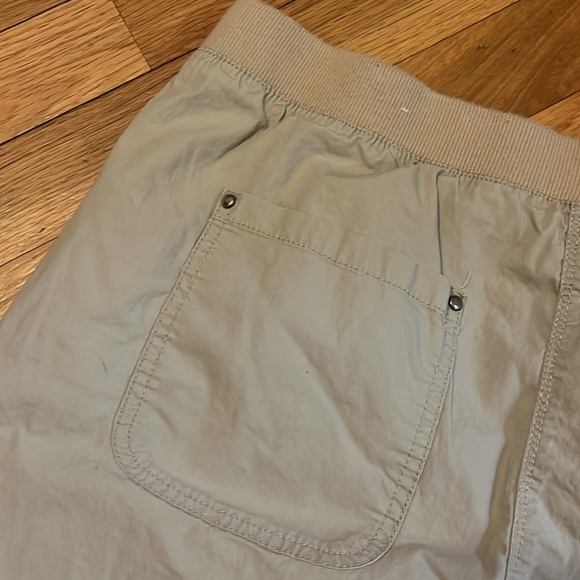 Chico's Women's Khaki Shorts Size 1 - Picture 6 of 6